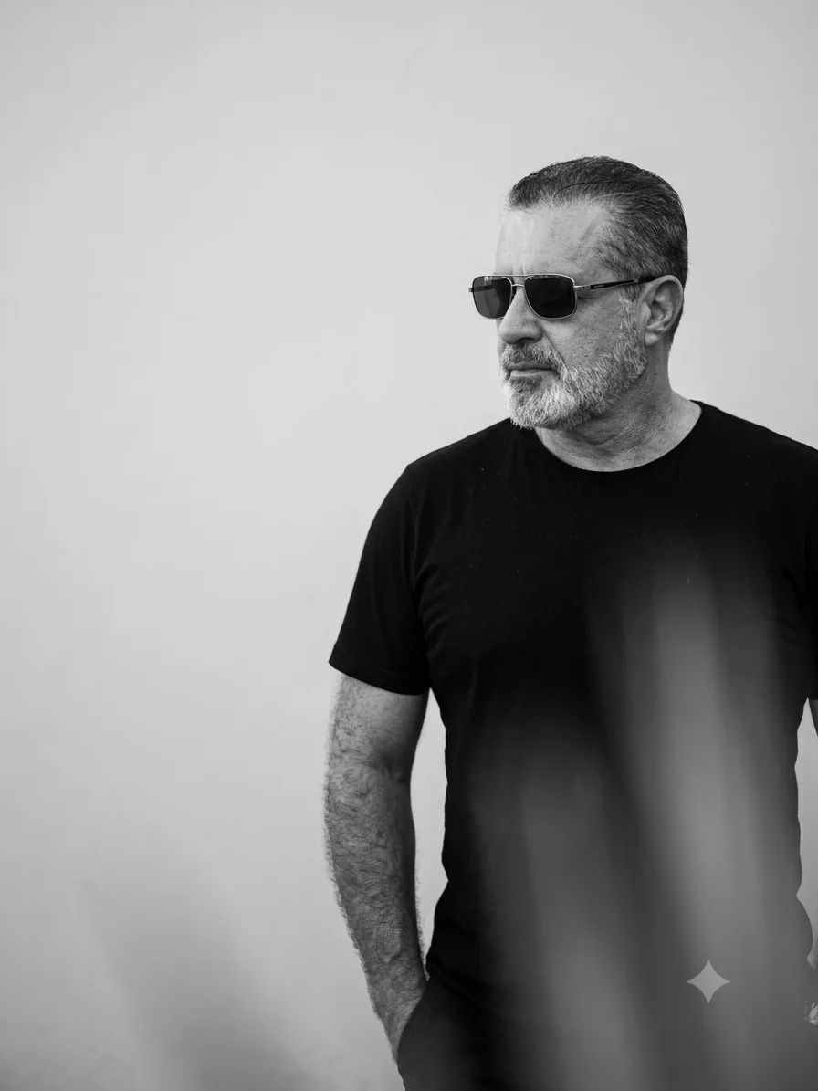 Retrato em preto e branco de Jorge Dias olhando para o lado